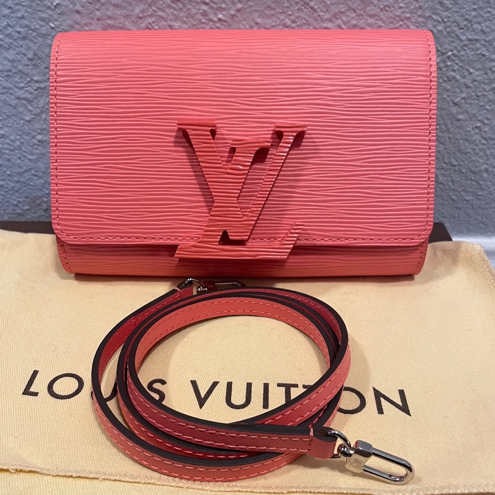 New Louis Vuitton Pochette Clutch/Crossbody Coral Pink Textured Leather